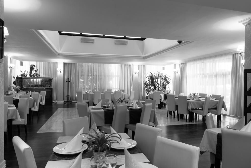 Hotel Rex ซิวิโชอารา ภายนอก รูปภาพ